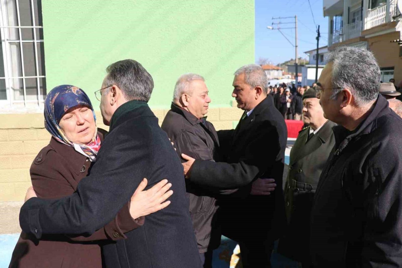 Depremde hayatını kaybeden anne ve kızı toprağa verildi