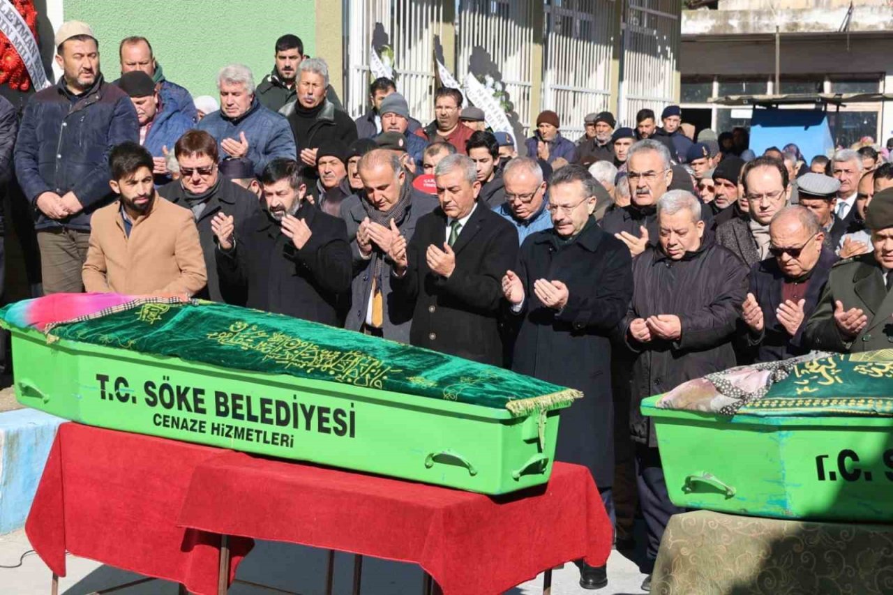 Depremde hayatını kaybeden anne ve kızı toprağa verildi