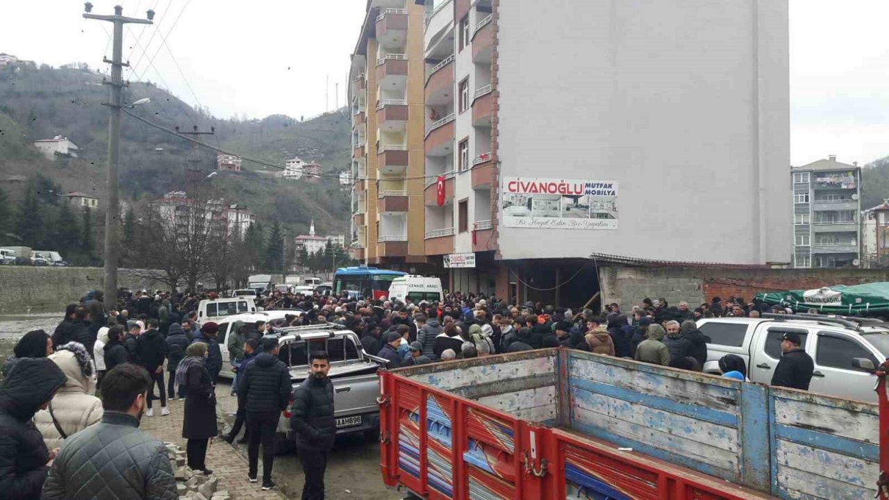 Depremde hayatını kaybeden futbolcu Giresun’da toprağa verildi