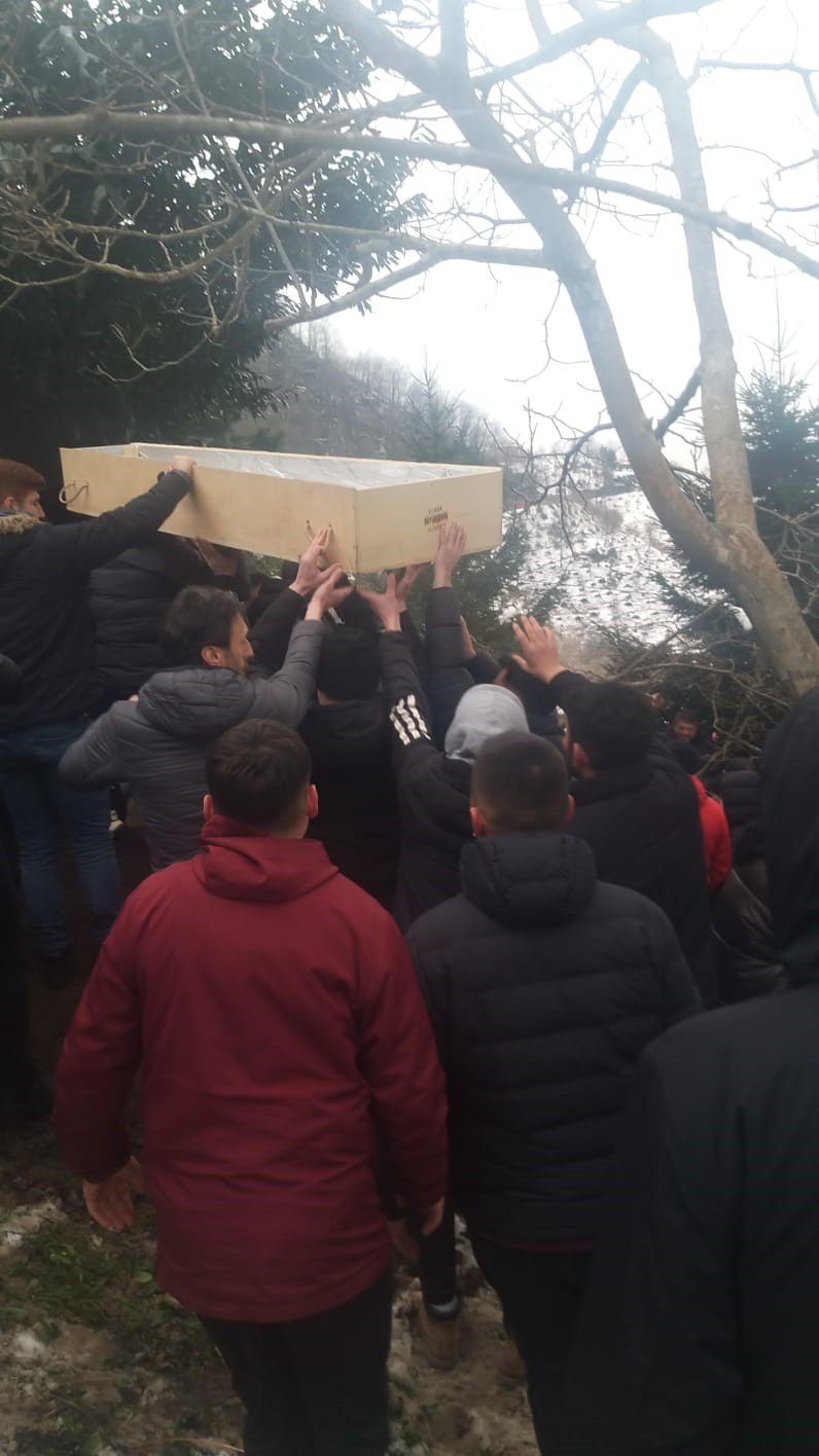 Depremde hayatını kaybeden futbolcu Giresun’da toprağa verildi