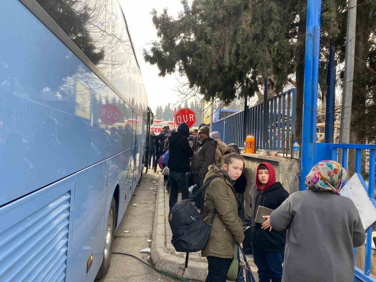 Yaşlı çift deprem bölgesinden başka şehre sevki için kuşlarıyla bekledi