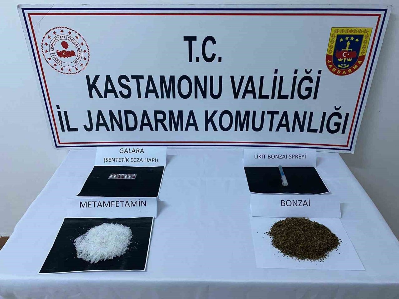 Yol kontrol sırasında durdurulan araçlarda uyuşturucu yakalandı: 6 gözaltı