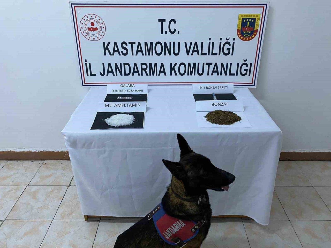 Yol kontrol sırasında durdurulan araçlarda uyuşturucu yakalandı: 6 gözaltı