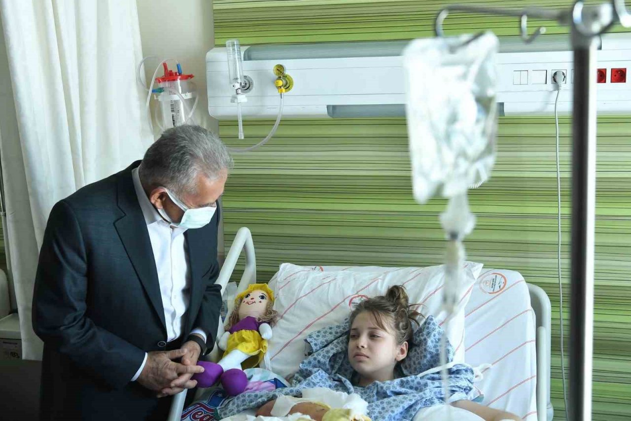 Başkan Büyükkılıç depremzedeleri hastanede ziyaret etti