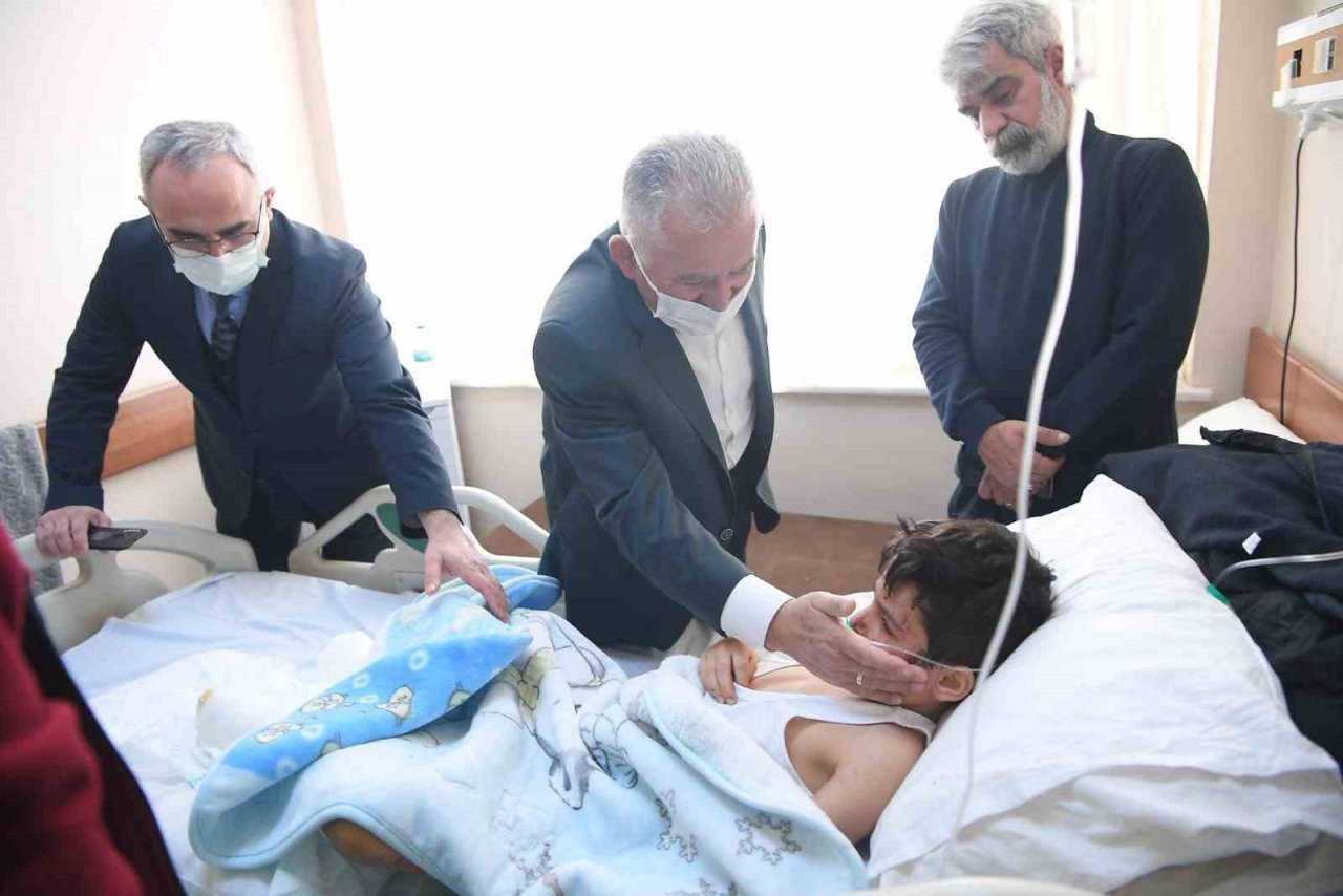 Başkan Büyükkılıç depremzedeleri hastanede ziyaret etti