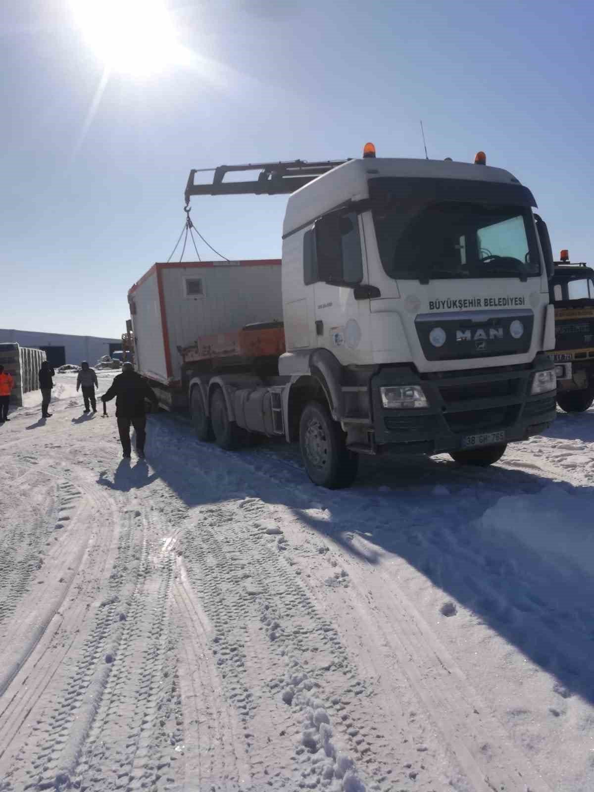 Kayseri Büyükşehir’den Adıyaman’a İş Makineleri, Elbistan’a Konteynır Gönderildi