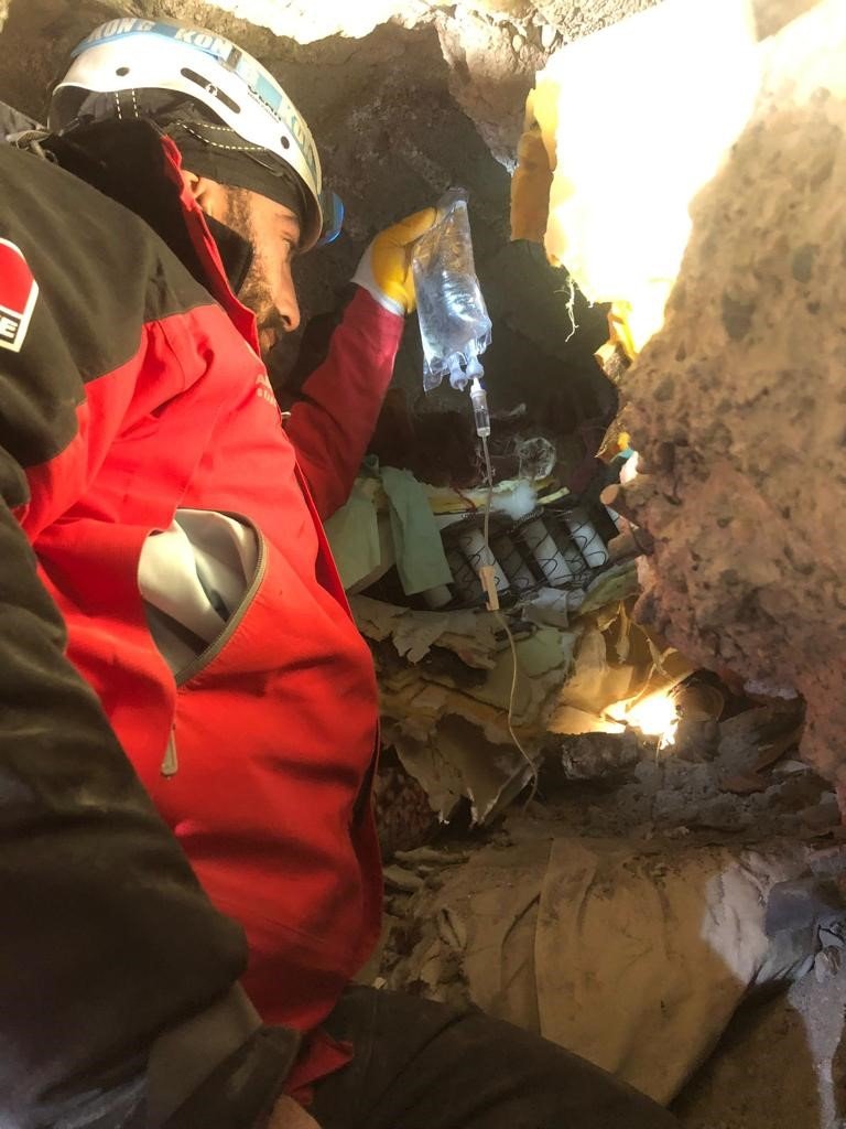 Depremin 100. saatinde umut tazeleyen kurtuluş