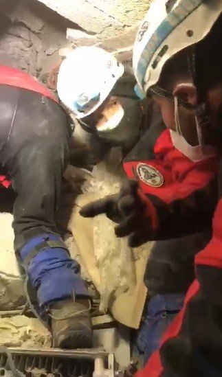 Depremin 100. saatinde umut tazeleyen kurtuluş