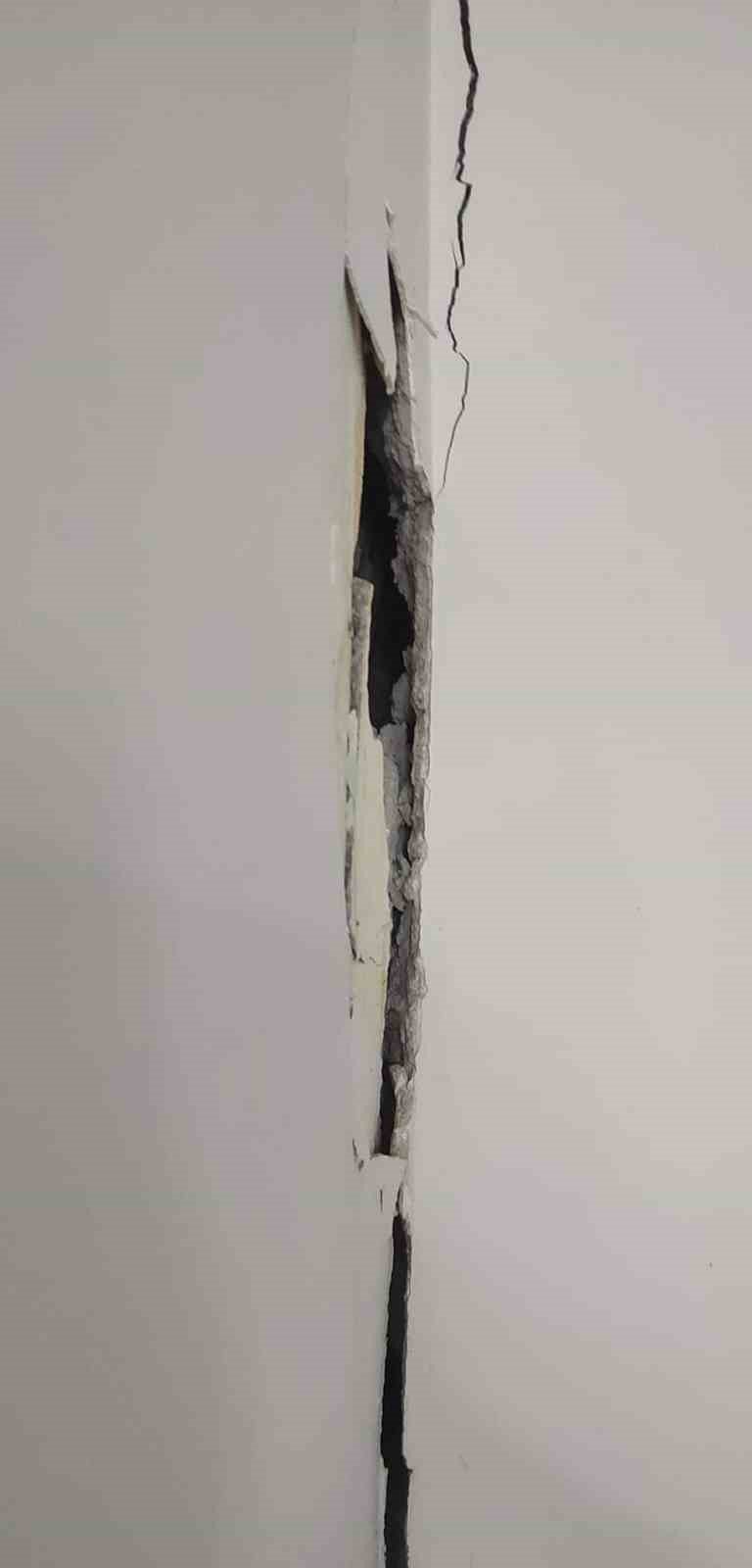 Kayseri’de belediye binası da depremden etkilendi