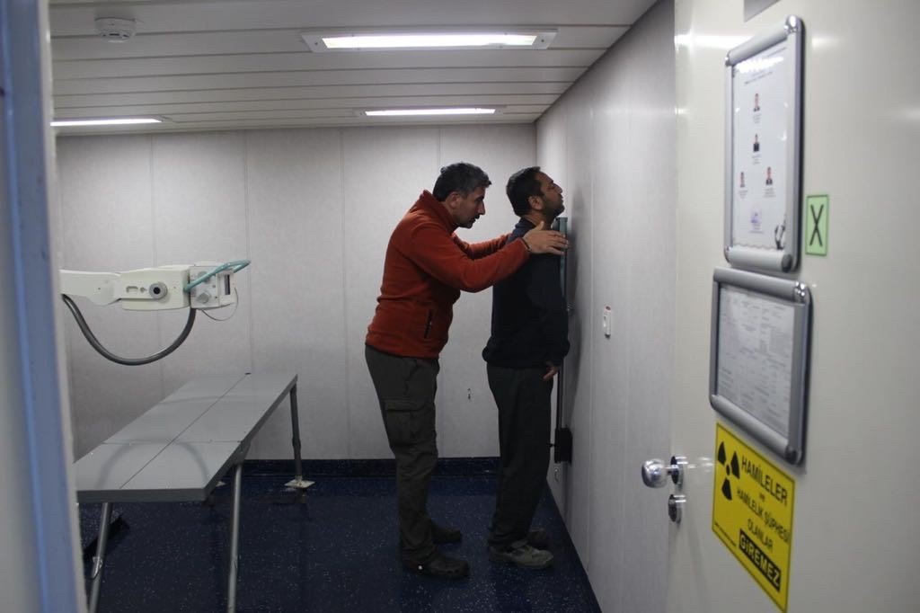 TCG Bayraktar yaralanan vatandaşlara aralıksız tedavi hizmeti sağlıyor