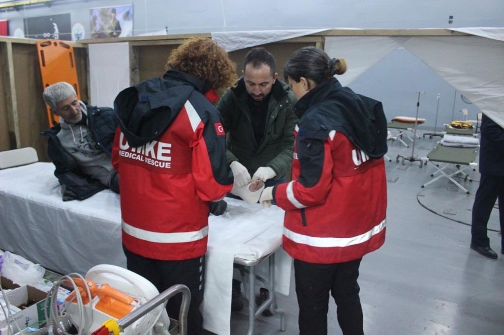 TCG Bayraktar yaralanan vatandaşlara aralıksız tedavi hizmeti sağlıyor