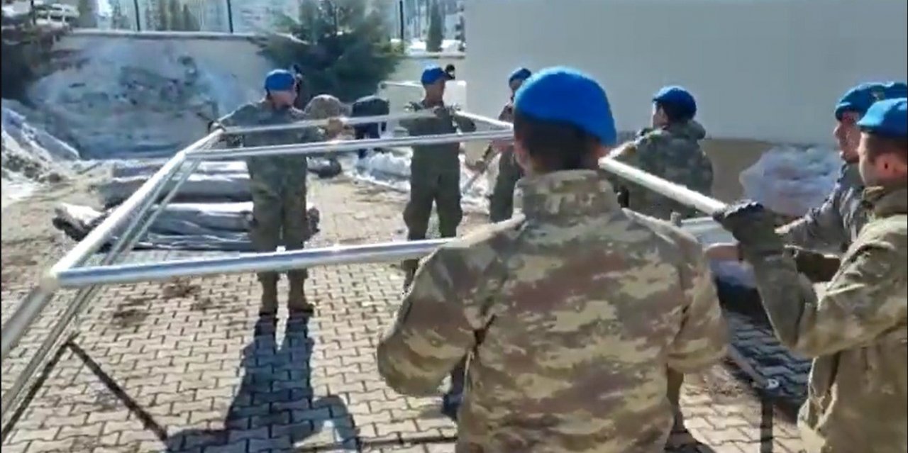 MSB: “1’inci Zırhlı Tugayımız kentteki çadır kurma çalışmalarına da aralıksız destek sağlamayı sürdürüyor”