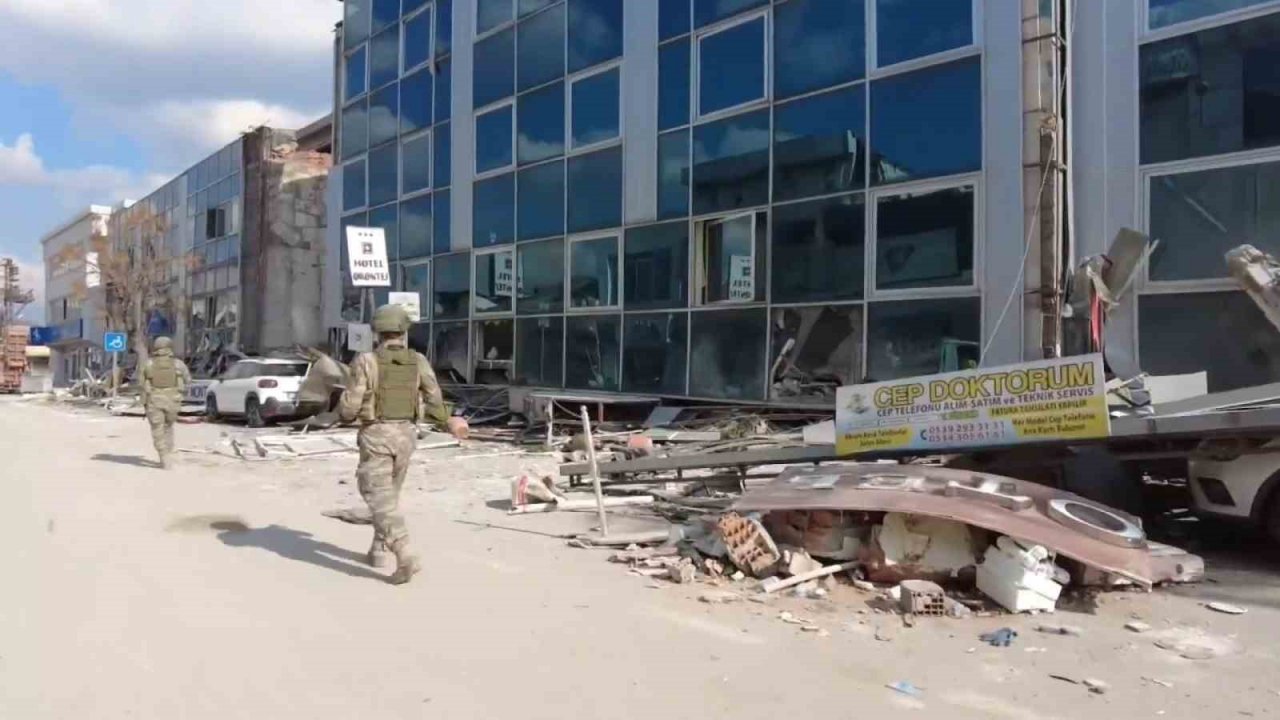 Mehmetçik Hatay’da asayiş faaliyetlerine aralıksız devam ediyor