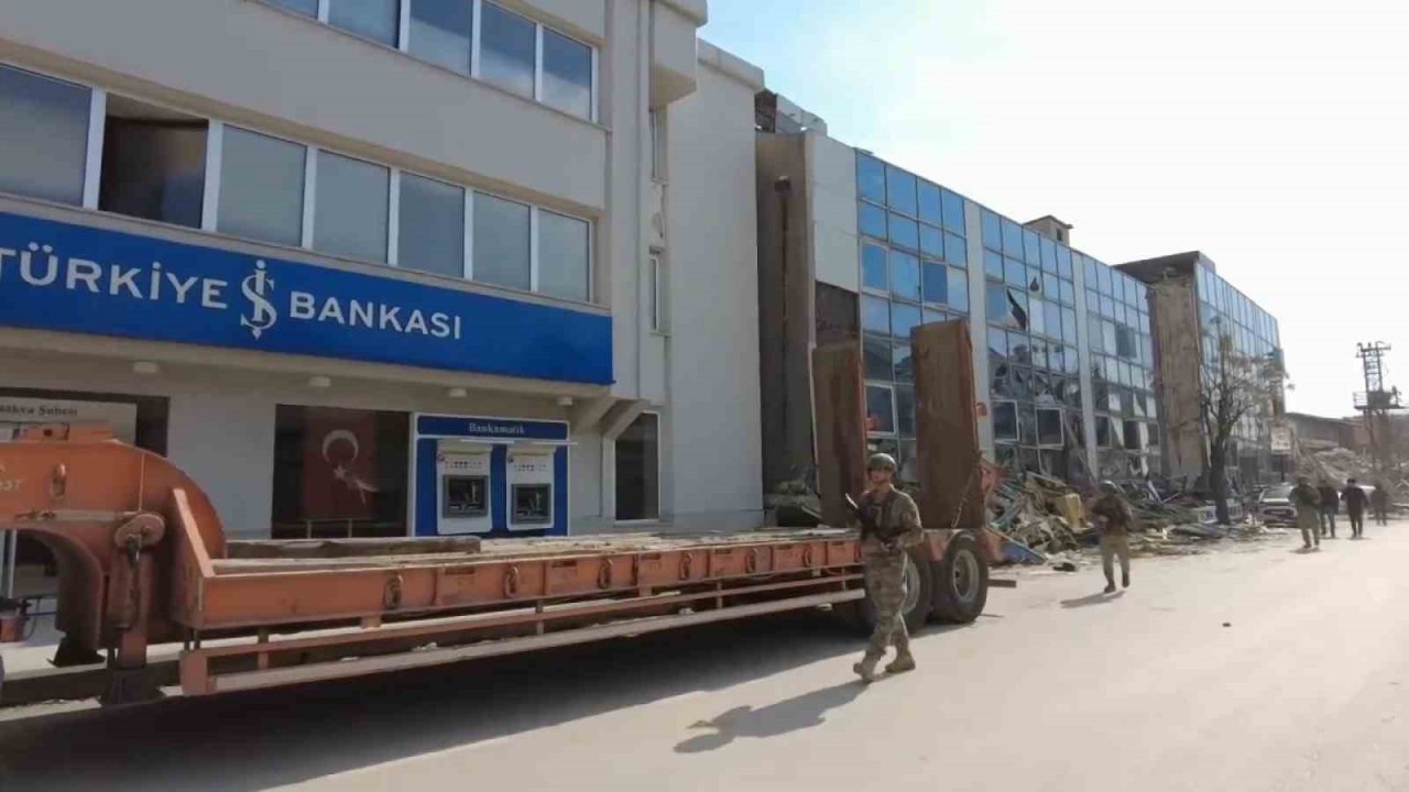 Mehmetçik Hatay’da asayiş faaliyetlerine aralıksız devam ediyor