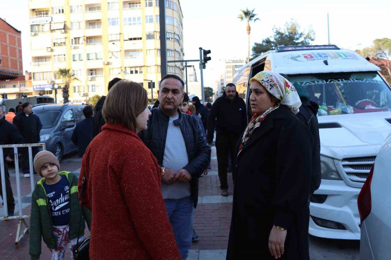 Başkan Özcan depremzede vatandaşlarla kucaklaşmaya devam ediyor