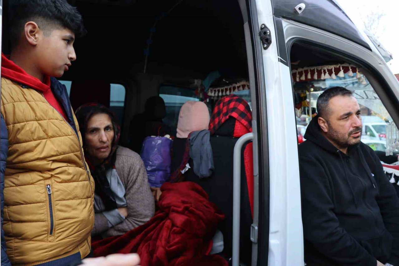 Başkan Özcan depremzede vatandaşlarla kucaklaşmaya devam ediyor