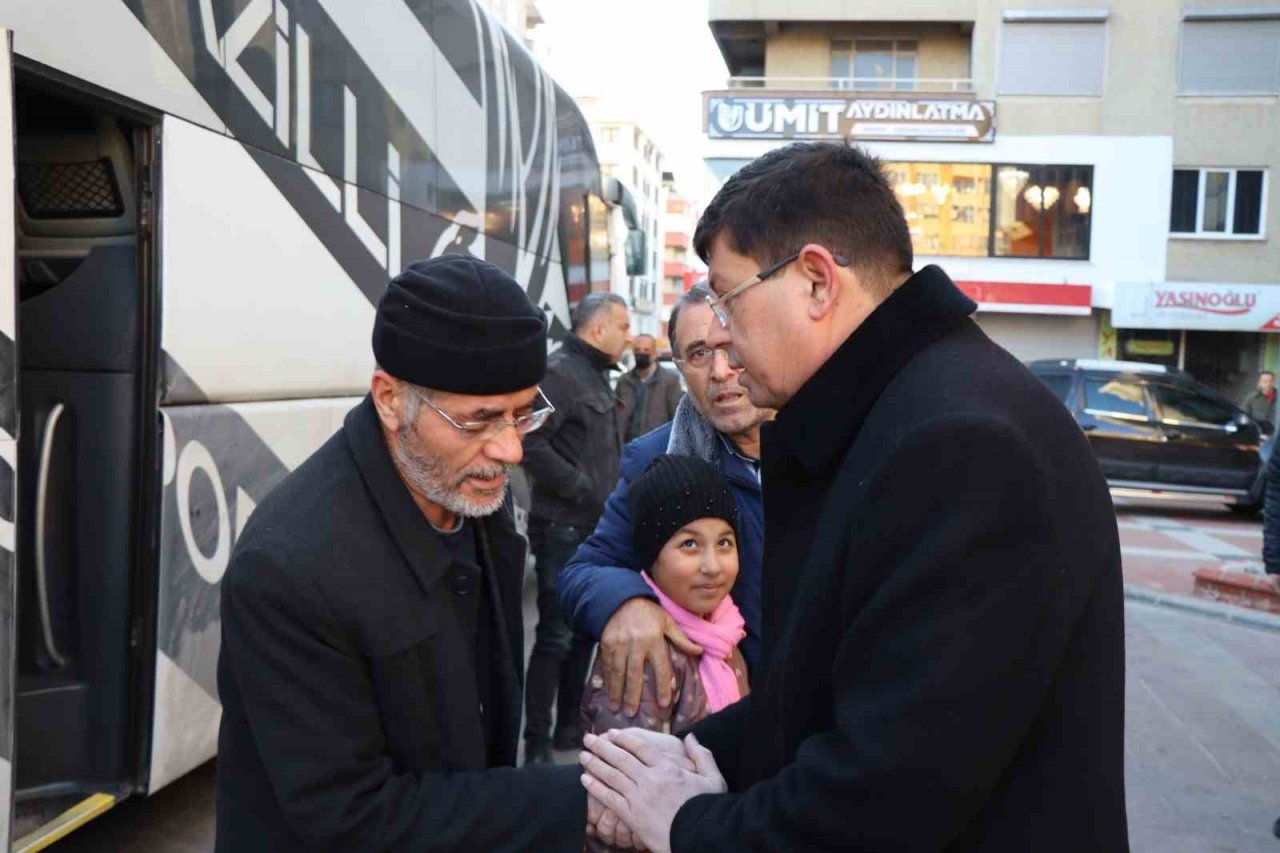 Depremzedeleri Nazilli’ye getirmek için gönderilen ilk otobüs ilçeye döndü
