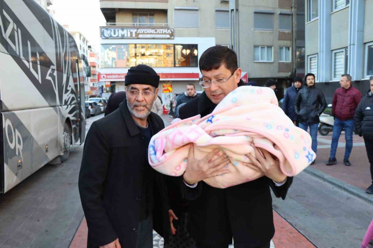 Depremzedeleri Nazilli’ye getirmek için gönderilen ilk otobüs ilçeye döndü