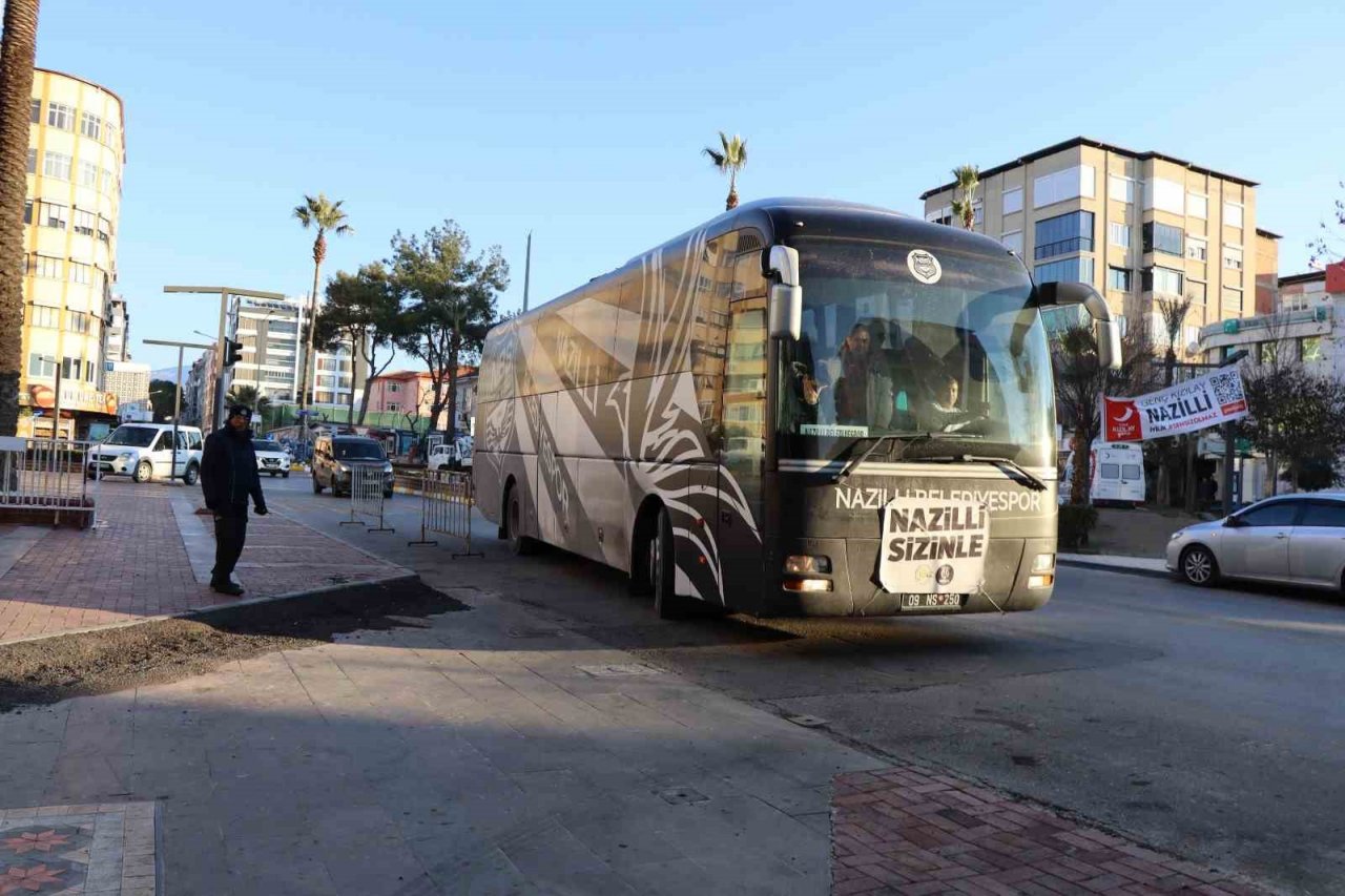 Depremzedeleri Nazilli’ye getirmek için gönderilen ilk otobüs ilçeye döndü