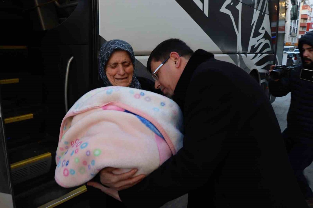 Depremzedeleri Nazilli’ye getirmek için gönderilen ilk otobüs ilçeye döndü