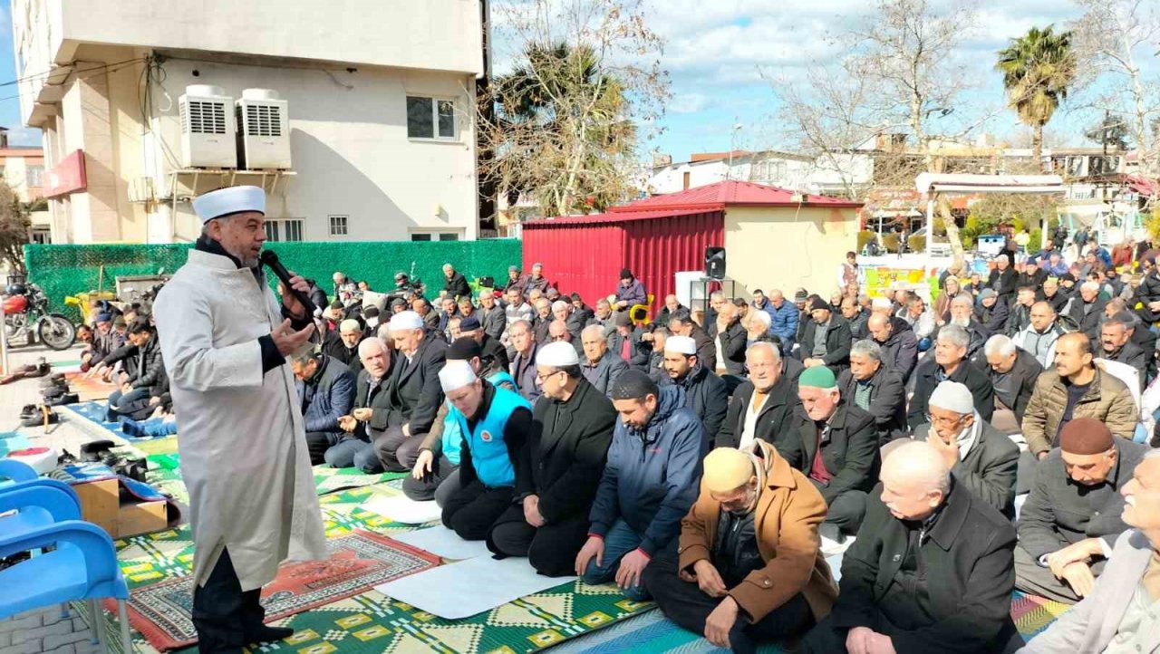 Cami depremde hasar gördü, cemaat meydanda cuma namazı kıldı