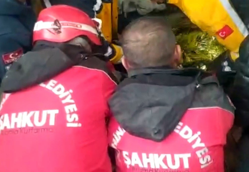 Enkaz altındaki kadını 105’inci saatte ŞAHKUT ekipleri kurtardı