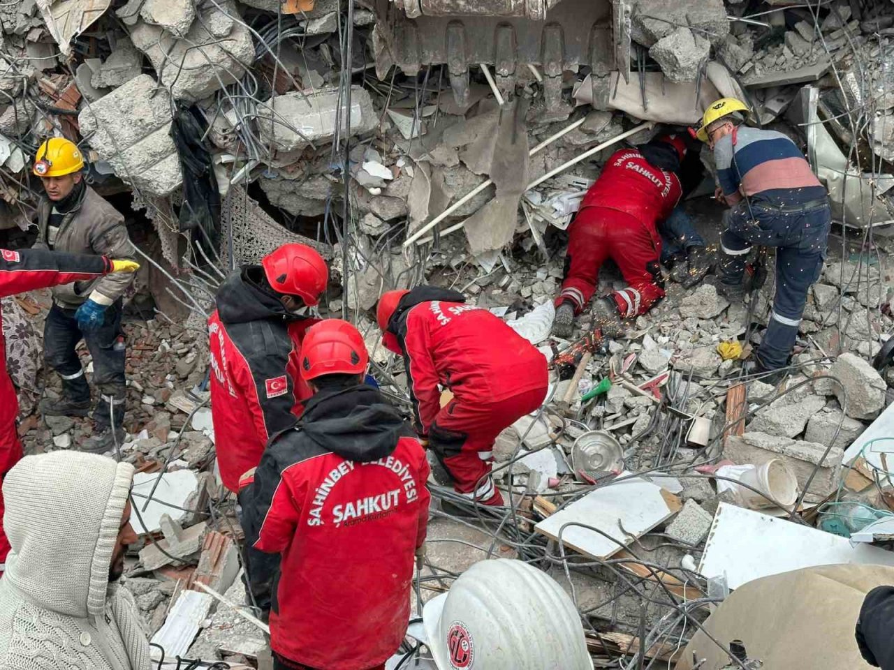 Enkaz altındaki kadını 105’inci saatte ŞAHKUT ekipleri kurtardı