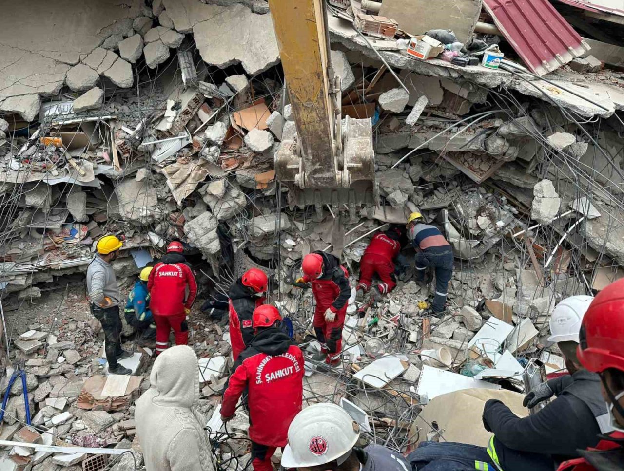 Enkaz altındaki kadını 105’inci saatte ŞAHKUT ekipleri kurtardı