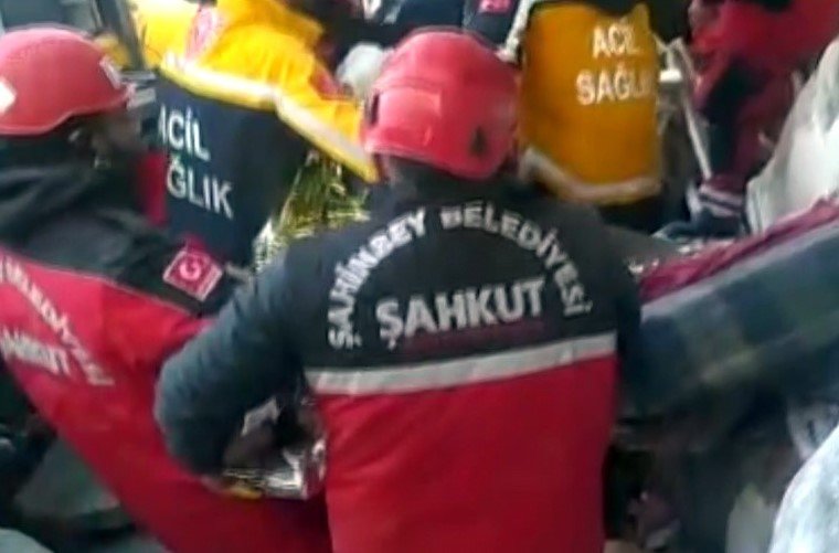 Enkaz altındaki kadını 105’inci saatte ŞAHKUT ekipleri kurtardı