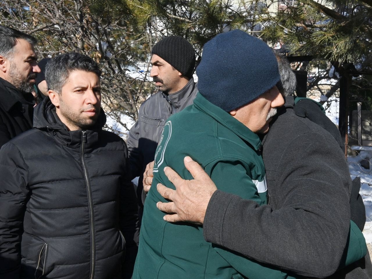 Tarım ve Orman Bakanı Kirişci, Tufanbeyli’de depremzedeleri ziyaret etti