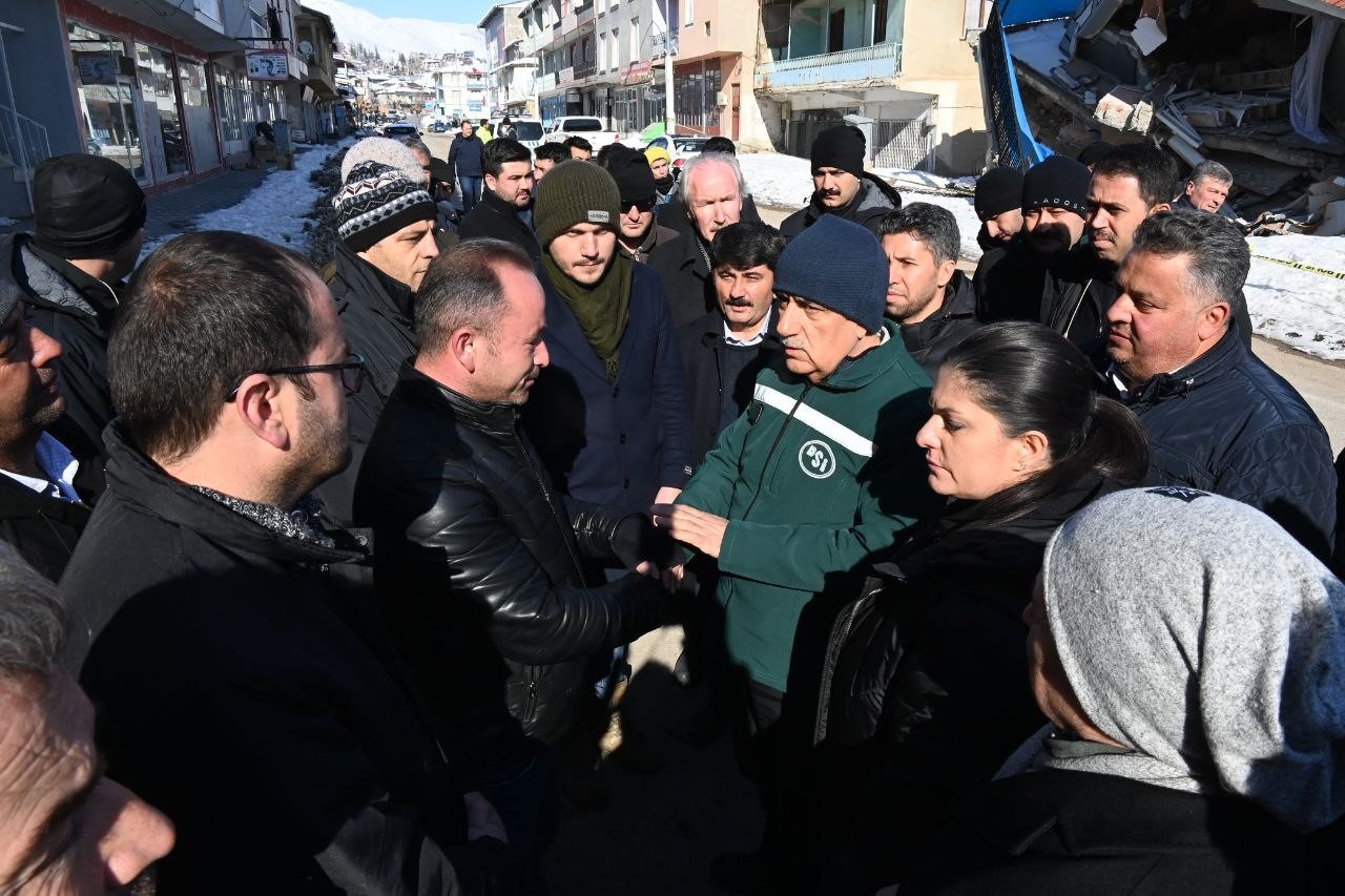 Tarım ve Orman Bakanı Kirişci, Tufanbeyli’de depremzedeleri ziyaret etti