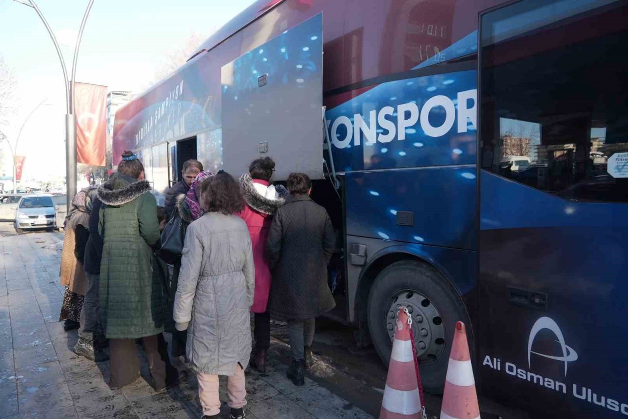 Depremzedeler Trabzon’a getirildi