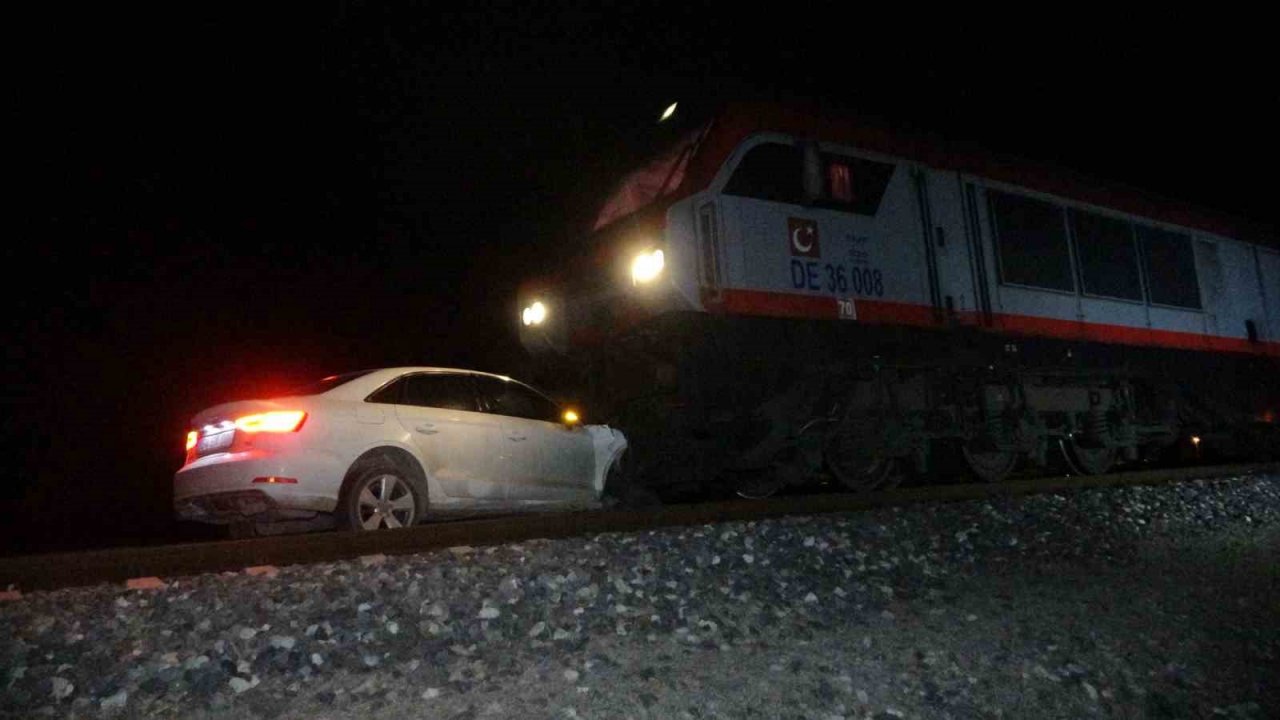 Trenin altında kalan otomobildeki 2 kişi ölümden döndü