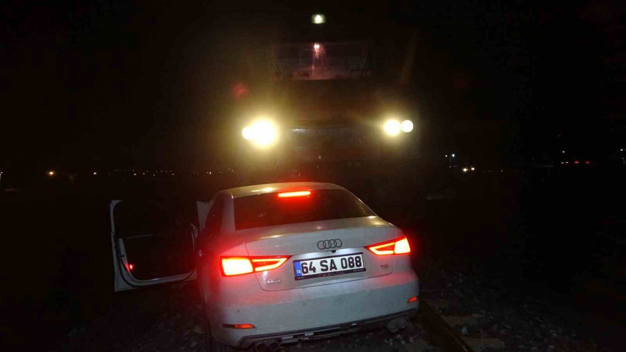 Trenin altında kalan otomobildeki 2 kişi ölümden döndü