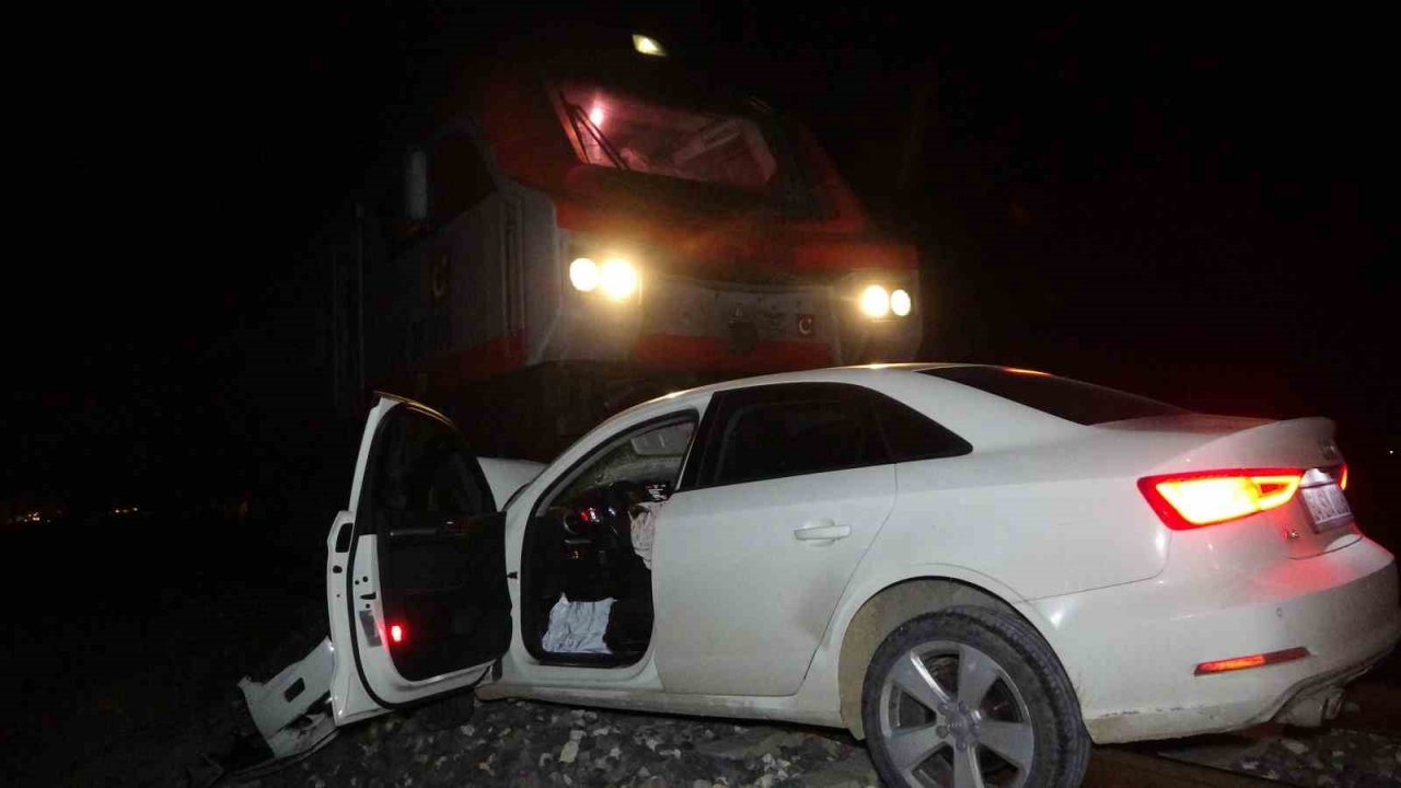 Trenin altında kalan otomobildeki 2 kişi ölümden döndü