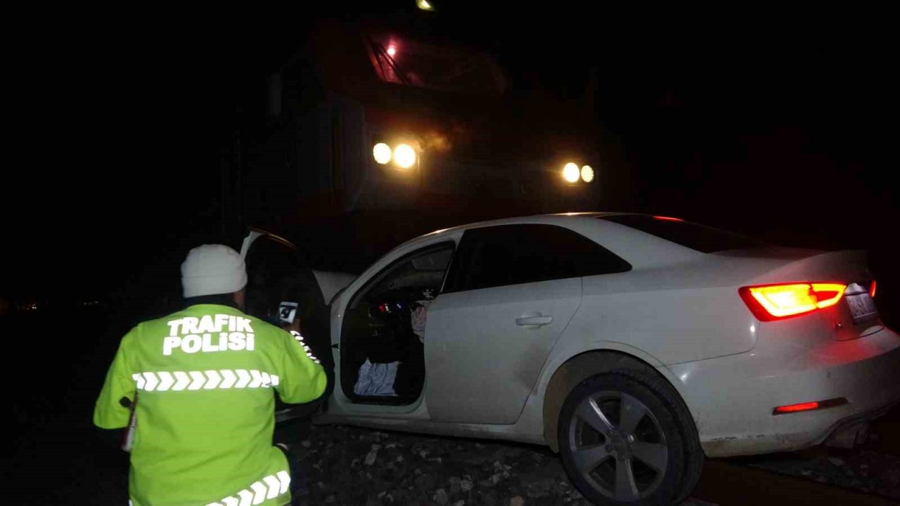 Trenin altında kalan otomobildeki 2 kişi ölümden döndü