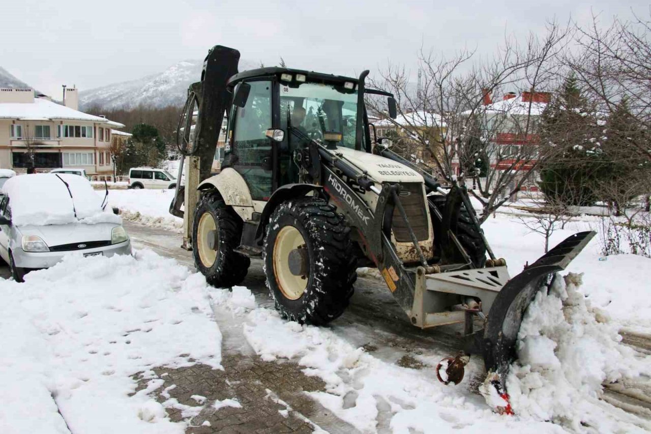 Yalova Belediyesi karla mücadele çalışmalarını sürdürüyor