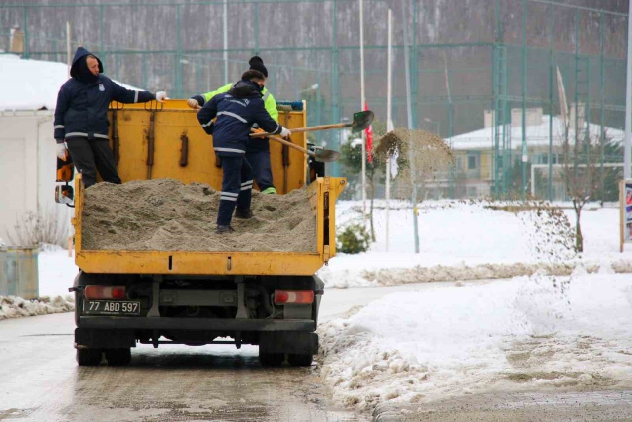 Yalova Belediyesi karla mücadele çalışmalarını sürdürüyor