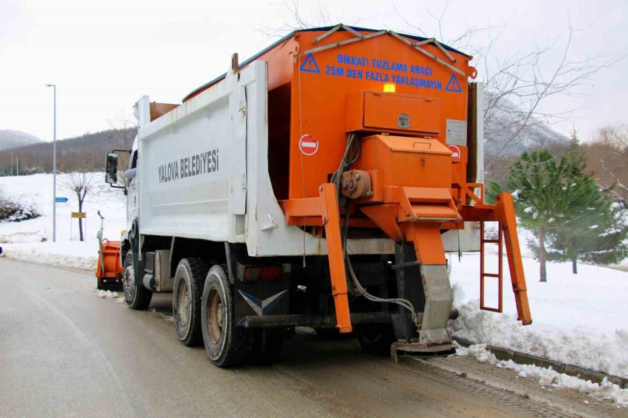 Yalova Belediyesi karla mücadele çalışmalarını sürdürüyor