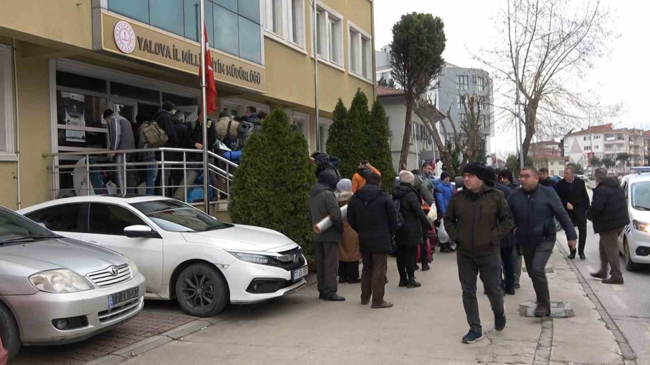 Yalova’dan 50 gönüllü öğretmen deprem bölgesine yardıma gitti