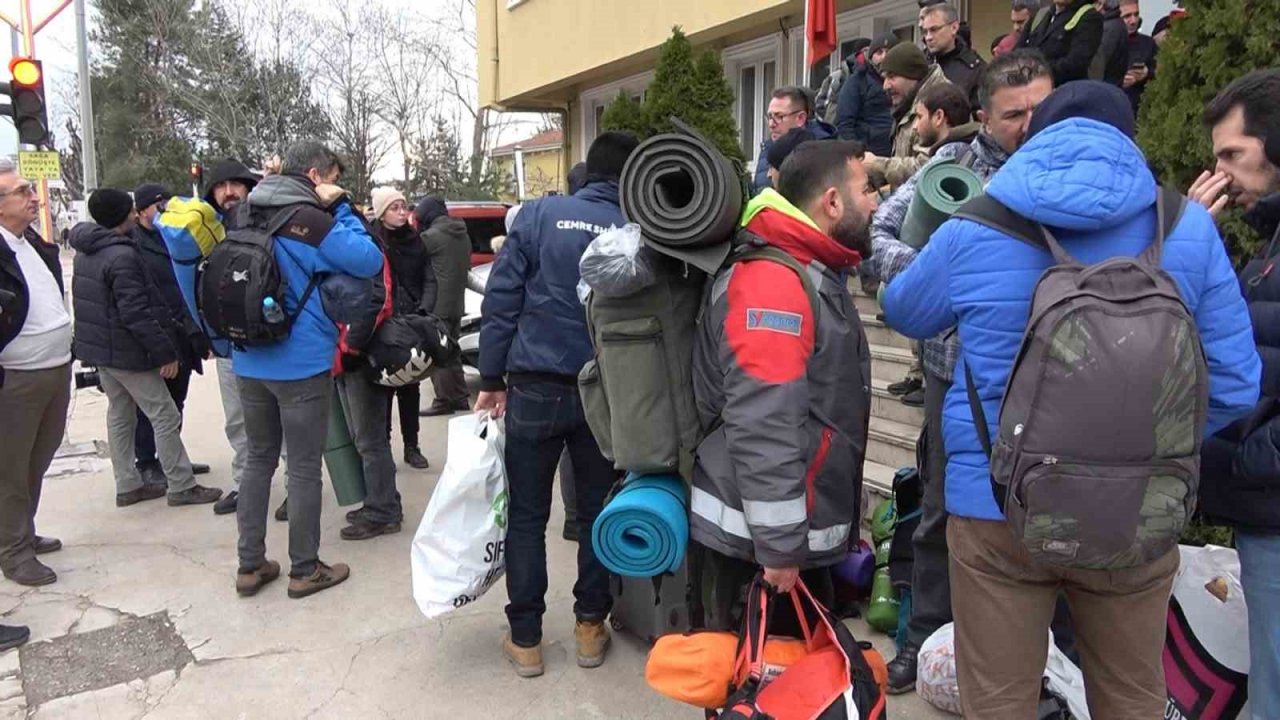 Yalova’dan 50 gönüllü öğretmen deprem bölgesine yardıma gitti