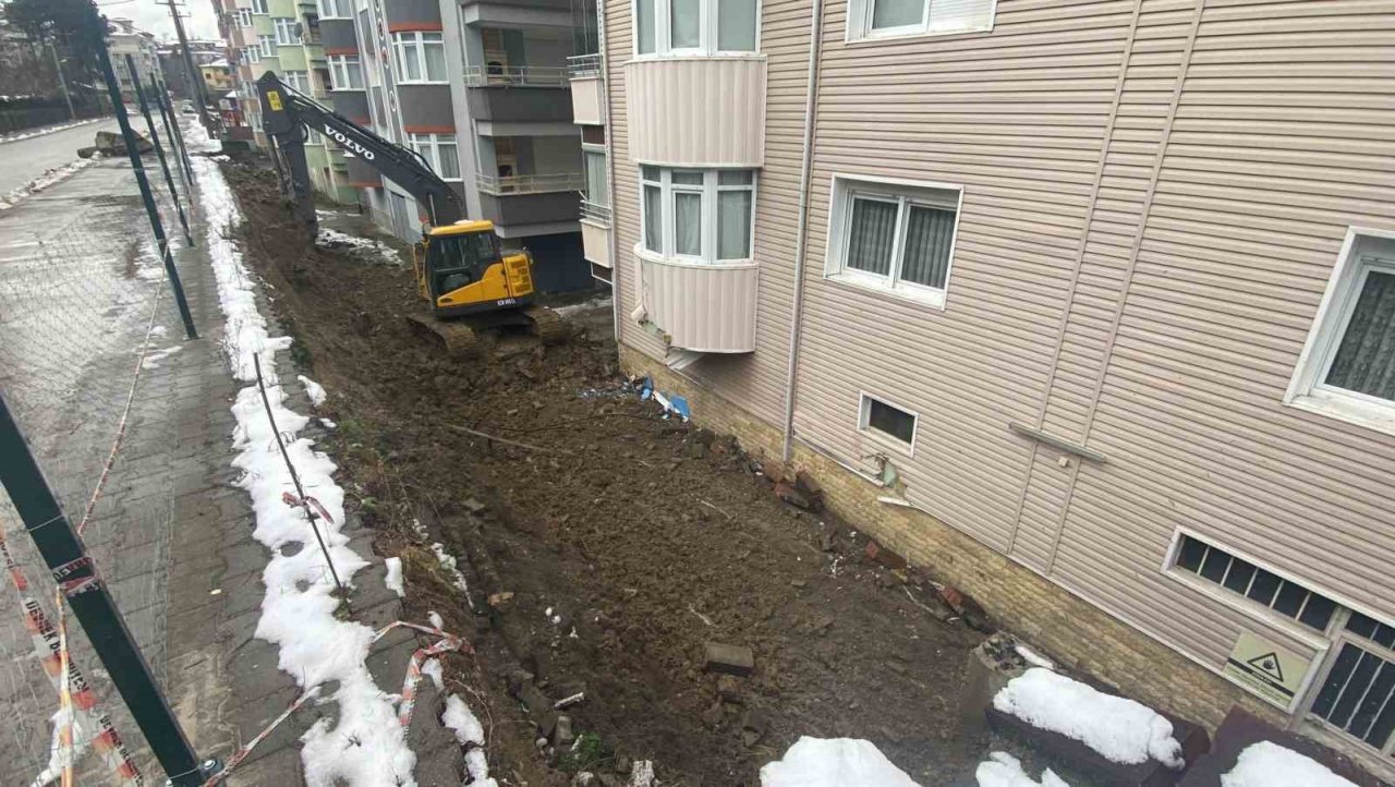 Yolu tutan istinat duvarı çöktü