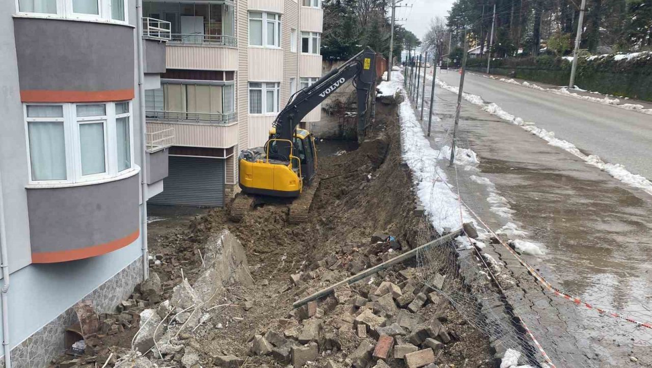Yolu tutan istinat duvarı çöktü