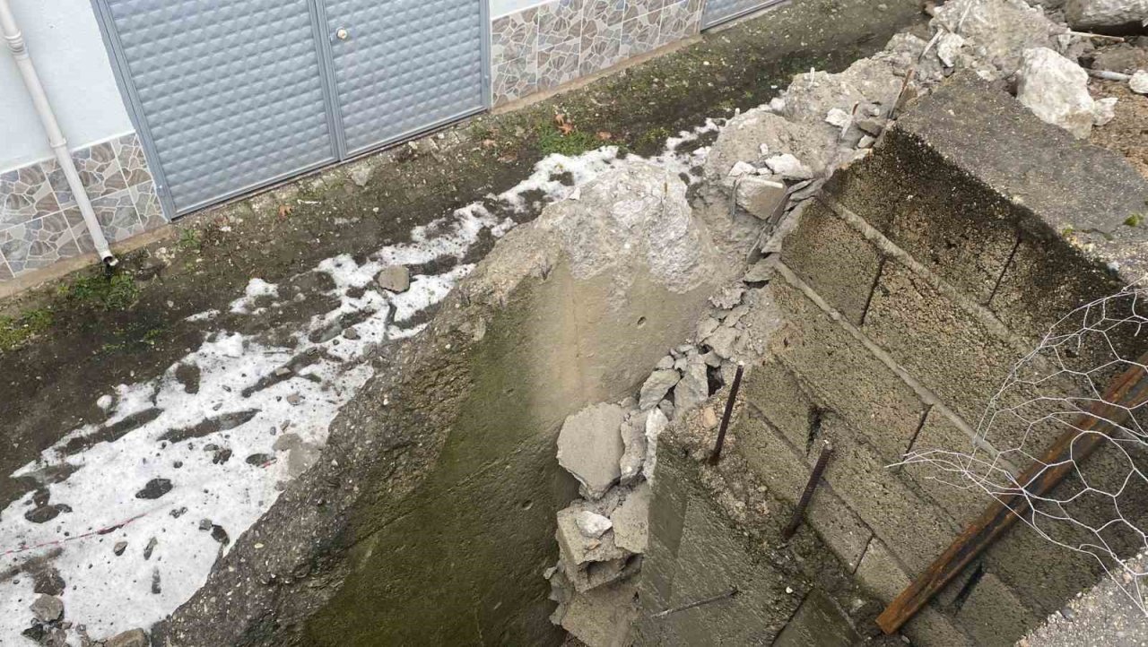 Yolu tutan istinat duvarı çöktü