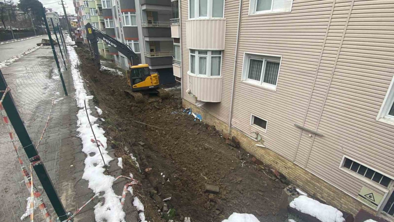 Yolu tutan istinat duvarı çöktü