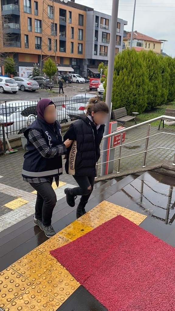 Otomobilin camını kırarak para çalan 2 şüpheli tutuklandı