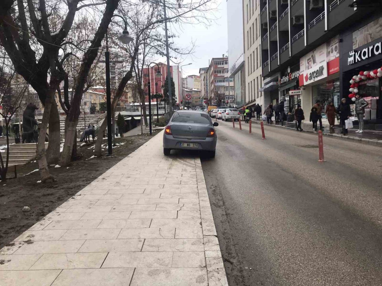 85 yaşındaki yayaya geri geri gelen otomobil çarptı