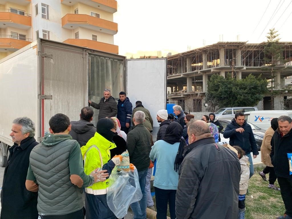 A101, deprem bölgesindeki köylere erzak yardımlarını ulaştırmaya başladı