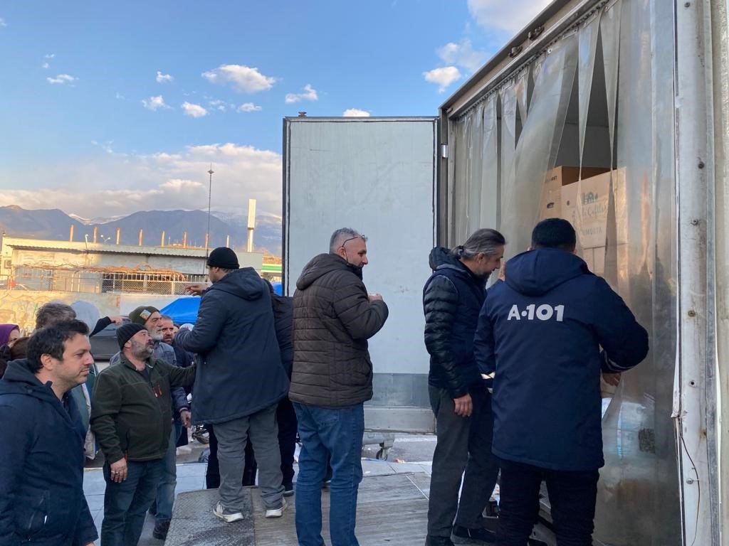 A101, deprem bölgesindeki köylere erzak yardımlarını ulaştırmaya başladı
