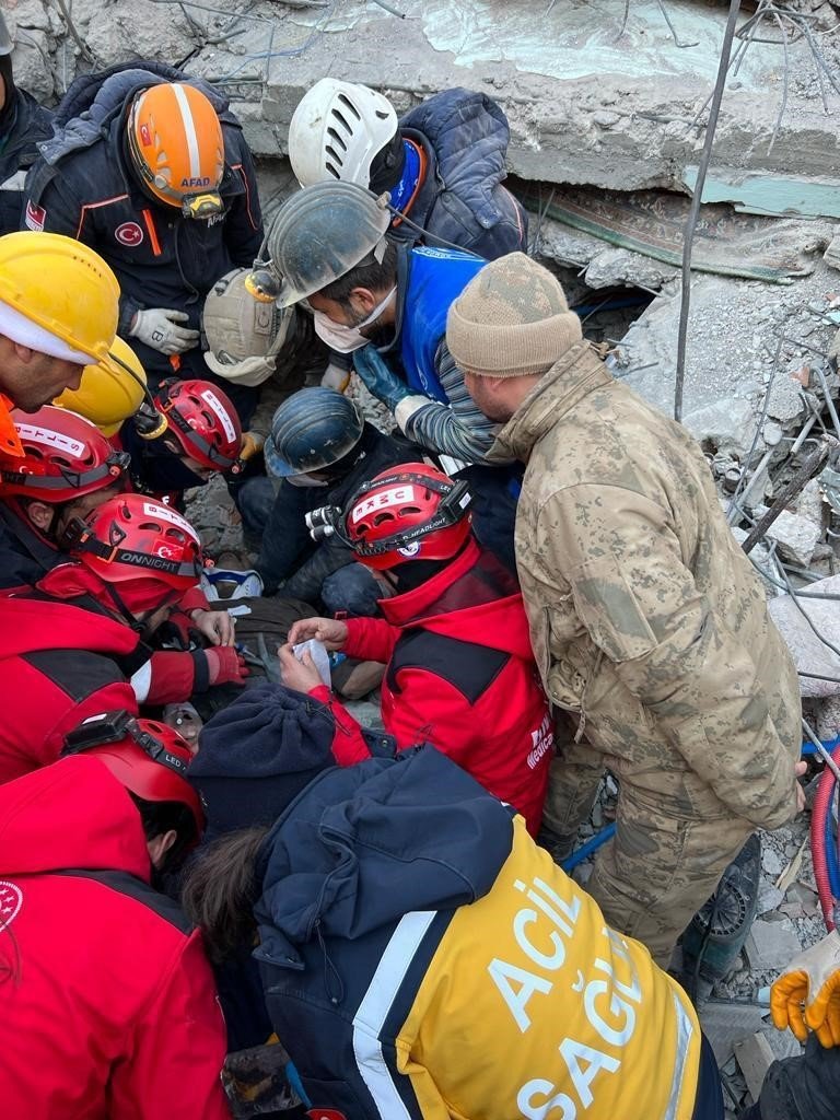 Adıyaman’da 129’uncu saatte enkazdan sağ kurtarıldı